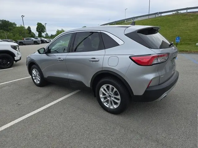 2022 Ford Escape SE photo 3