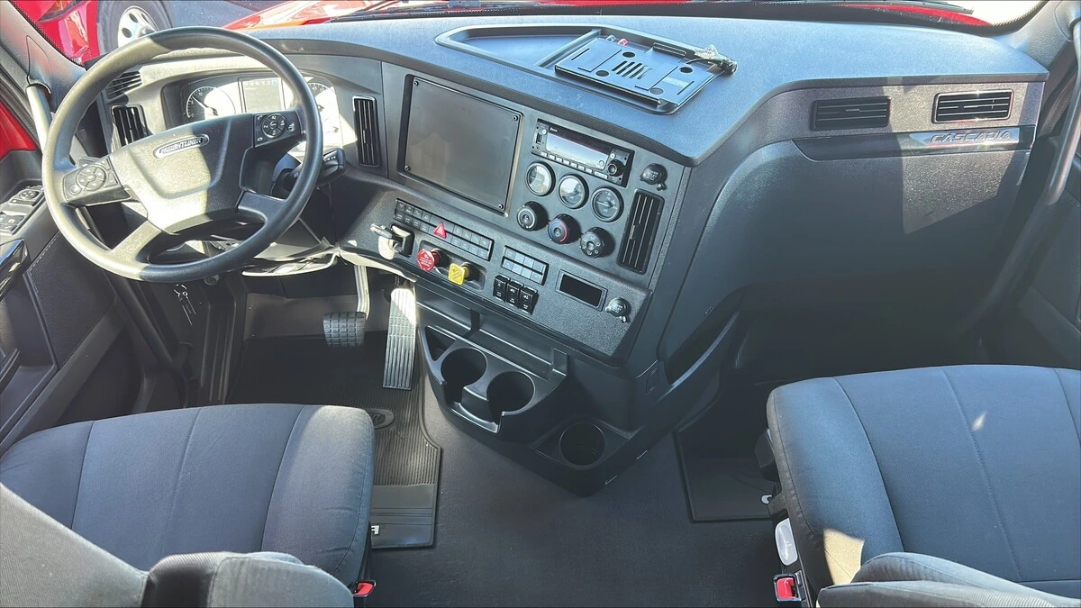 2025 Freightliner Cascadia — photo 3