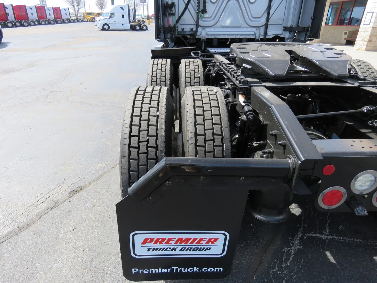 2022 Freightliner Cascadia - image 4