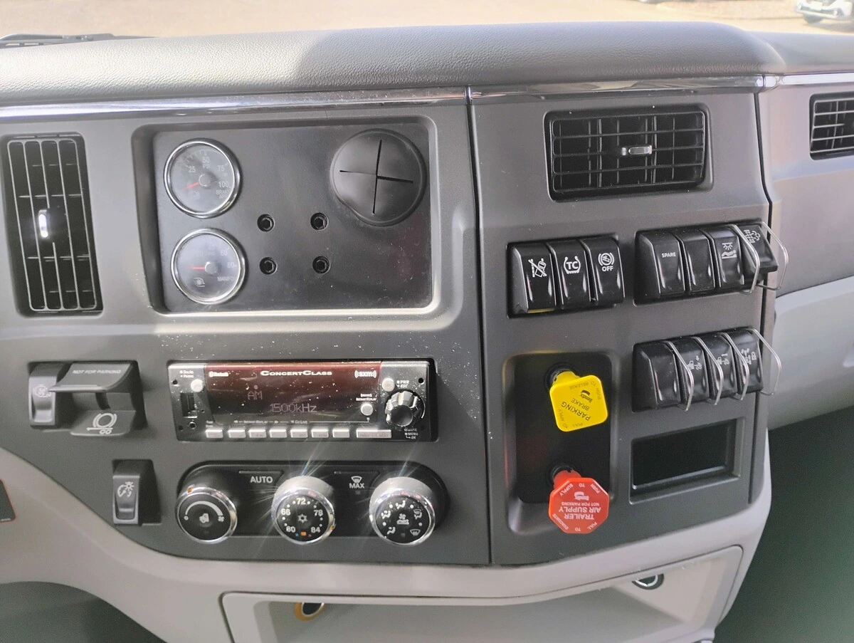 2023 Peterbilt 579 - image 16