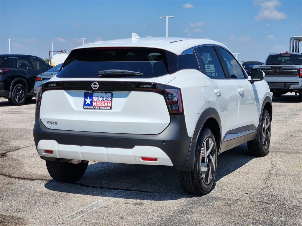 2025 Nissan Kicks SV photo 2