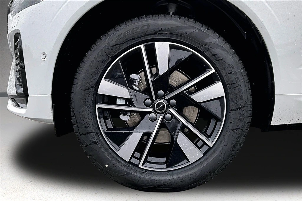 2026 Volvo - image 12