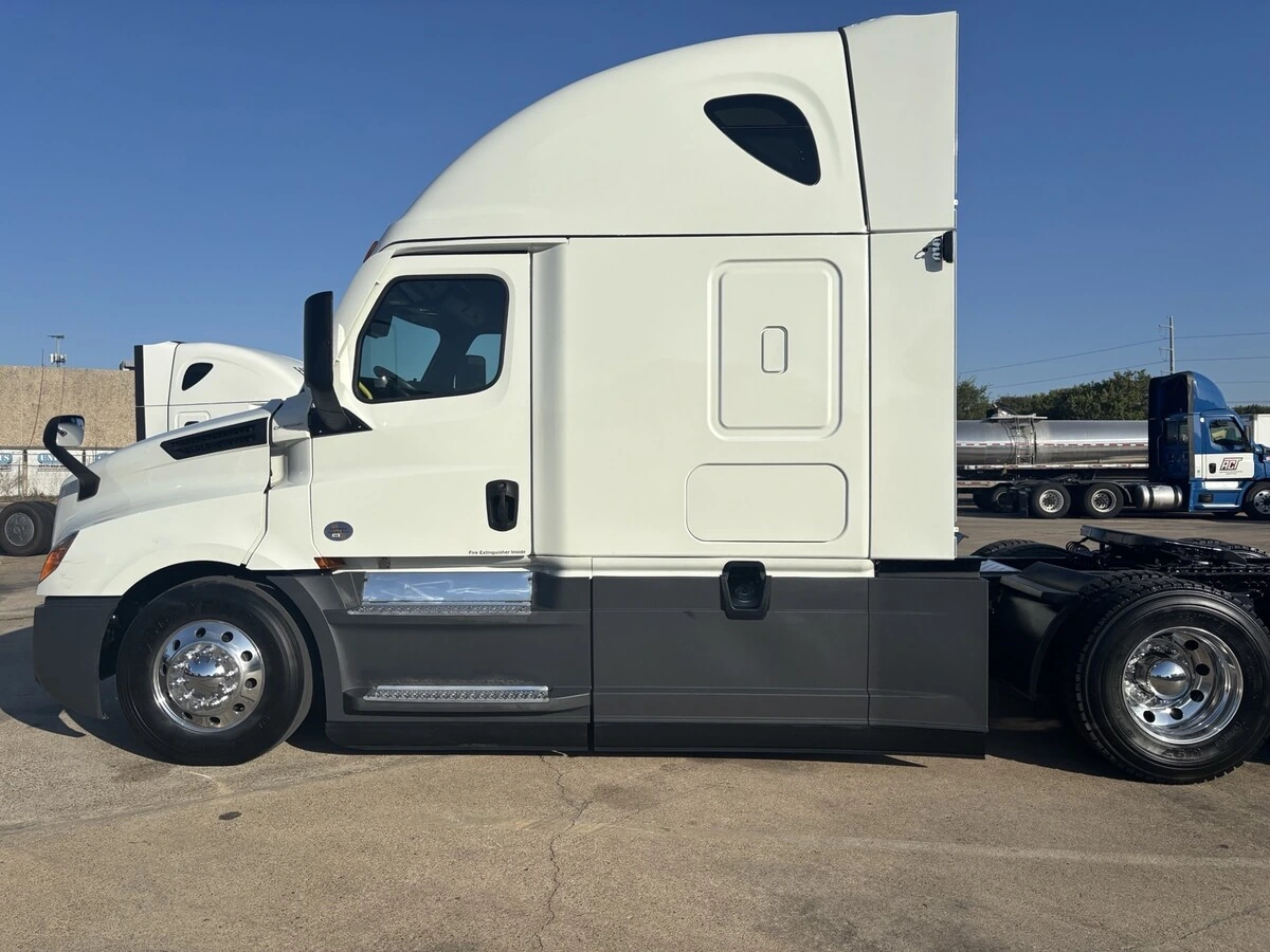 2025 Freightliner Cascadia — photo 7