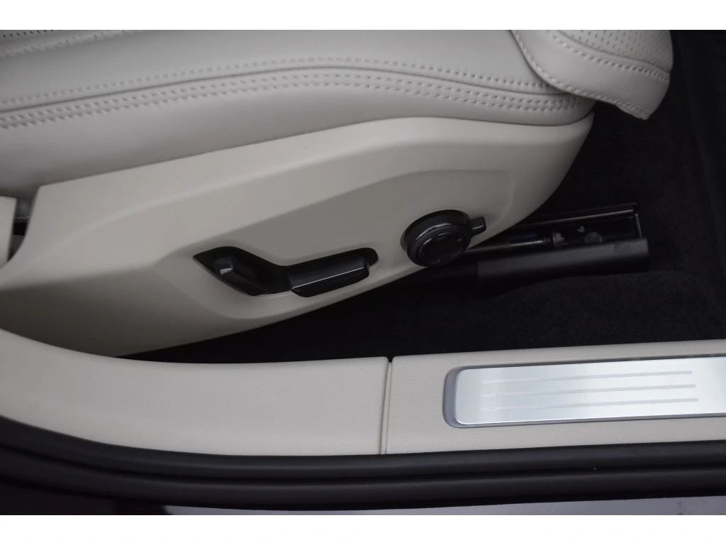 2025 Volvo - image 32