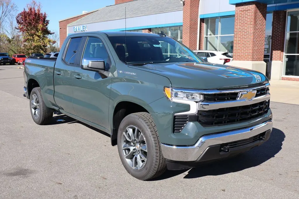 2026 Chevrolet Silverado 1500 LT photo 2