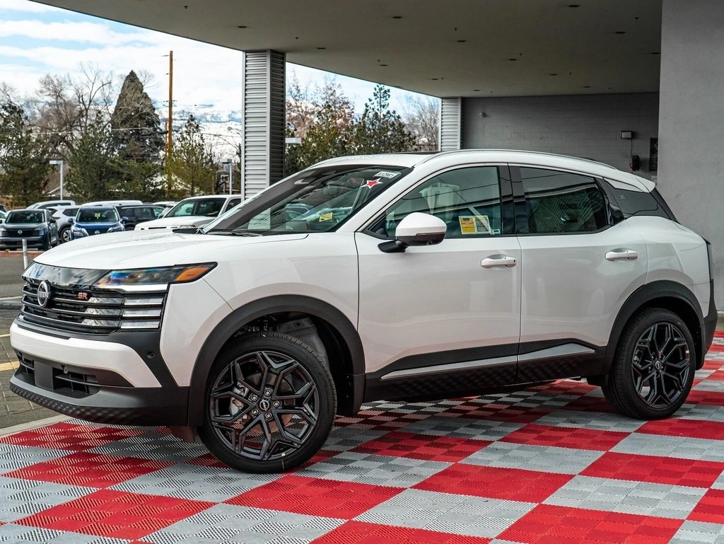 2025 Nissan Kicks SR AWD's photo