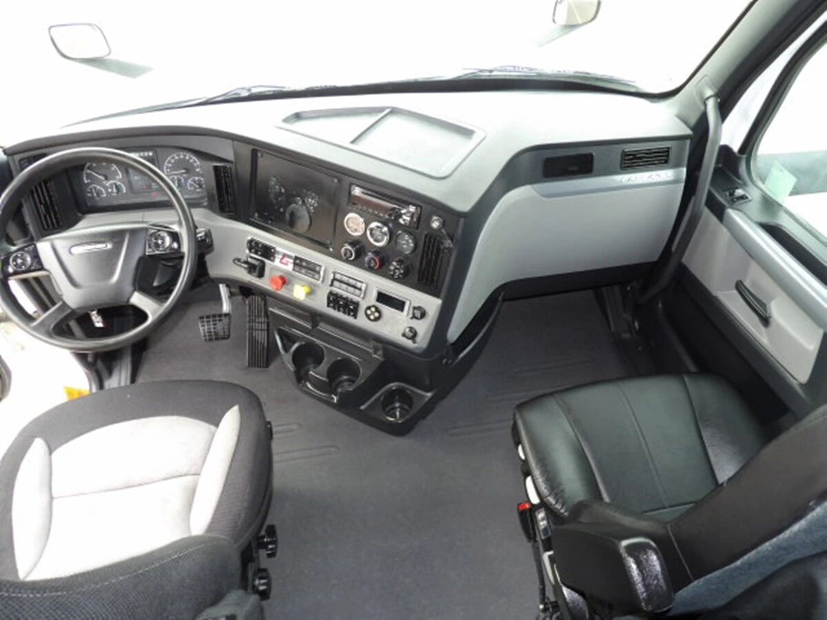 2020 Freightliner Cascadia - image 14