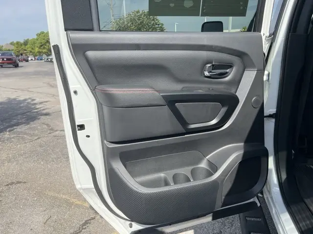 2024 Nissan Titan Crew Cab PRO-4X photo 11