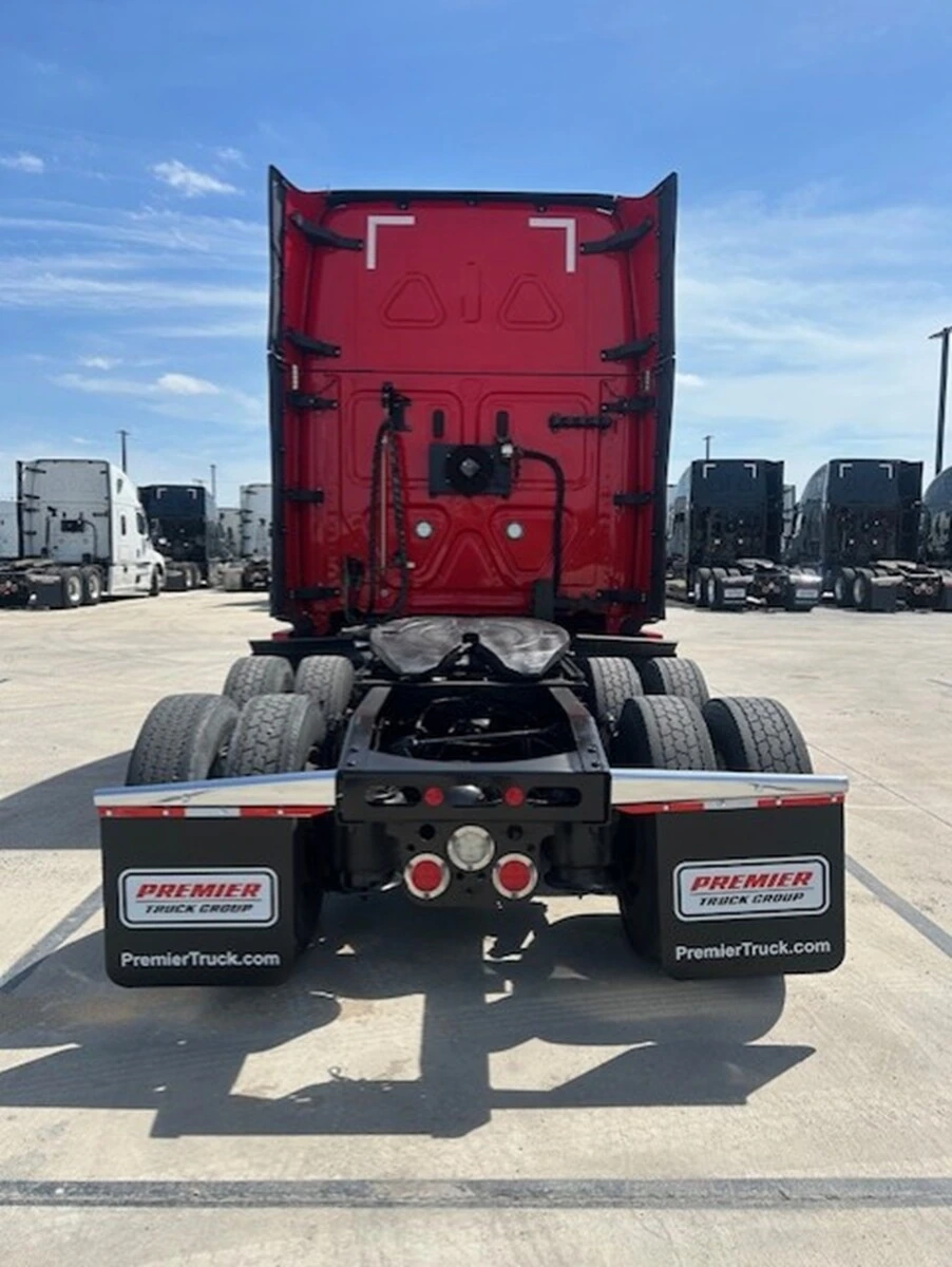 2022 Freightliner Cascadia — photo 4