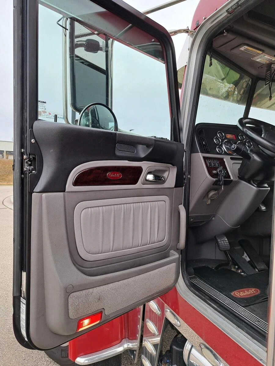 2018 Peterbilt 389 — photo 8