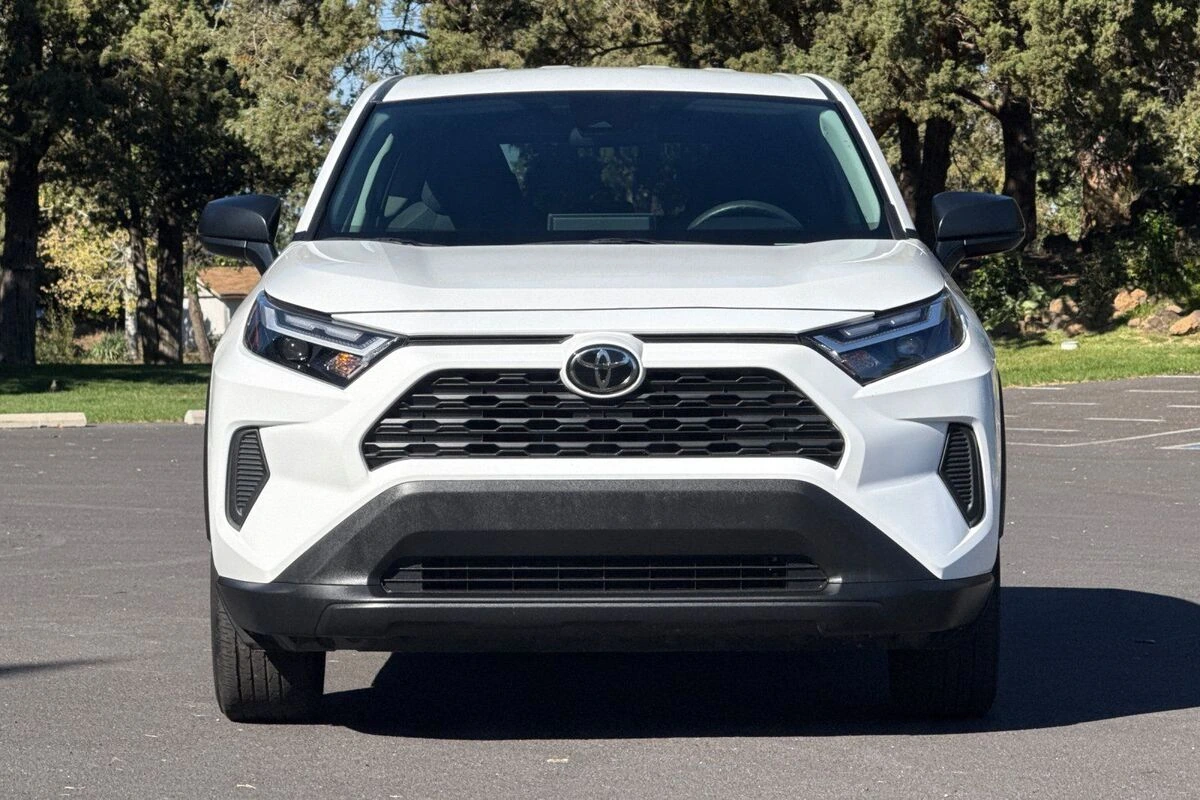 2025 Toyota RAV4 LE - Photo 9