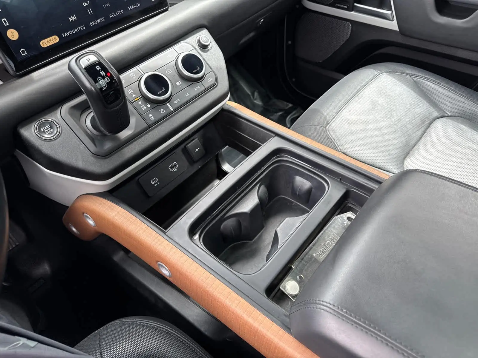 2023 Land Rover Defender X-Dynamic SE photo 25