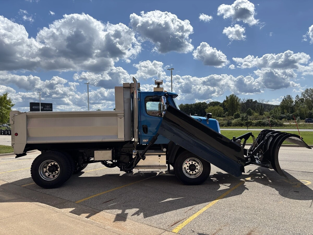 2027 Freightliner 108SD — photo 4