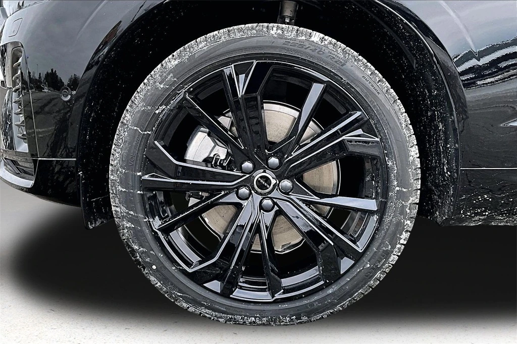 2026 Volvo - image 13