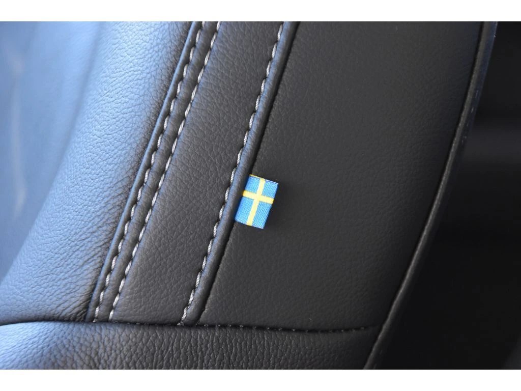 2025 Volvo - image 40