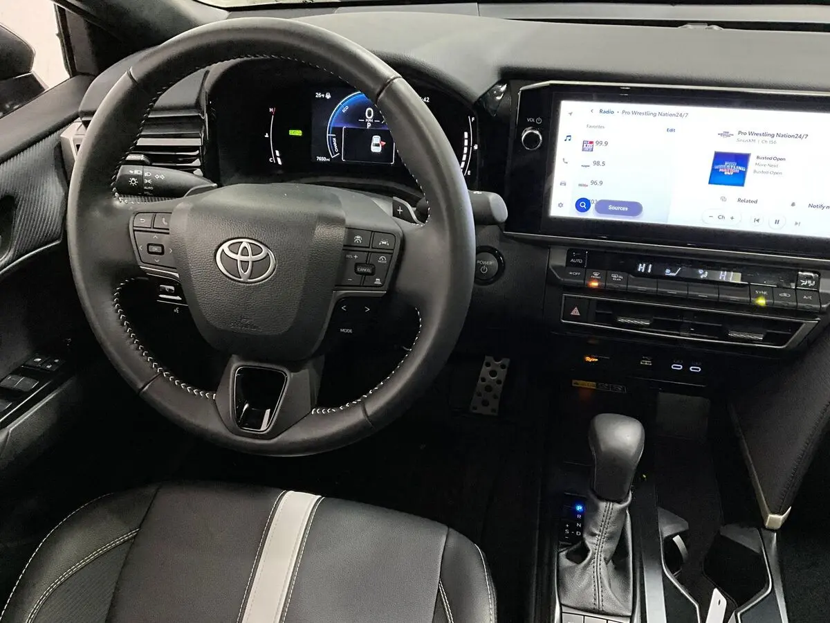 2025 Toyota Camry SE photo 4