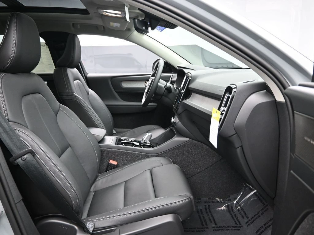 2025 Volvo - image 30