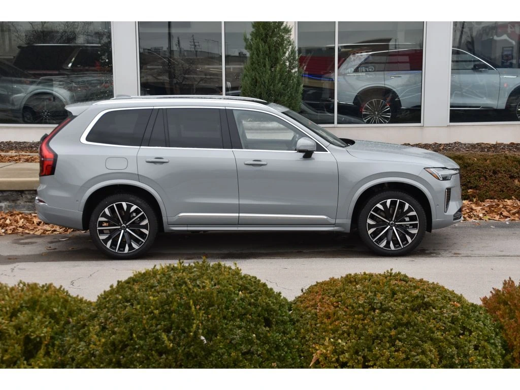 2026 Volvo - image 3