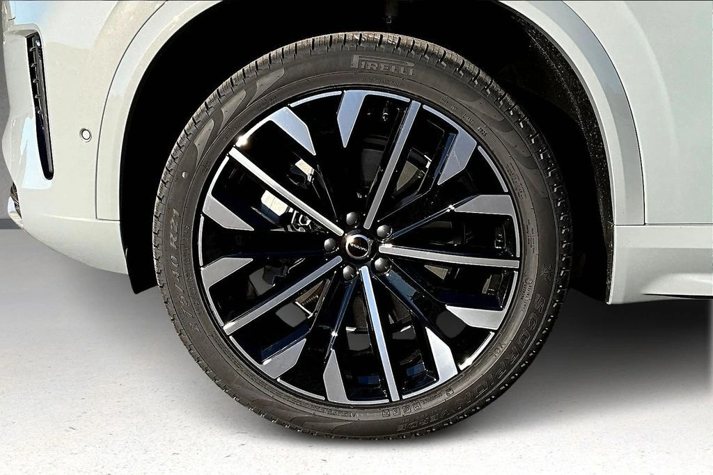 2026 Volvo - image 12