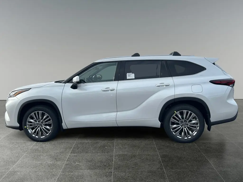 2026 Toyota Highlander Platinum photo 2