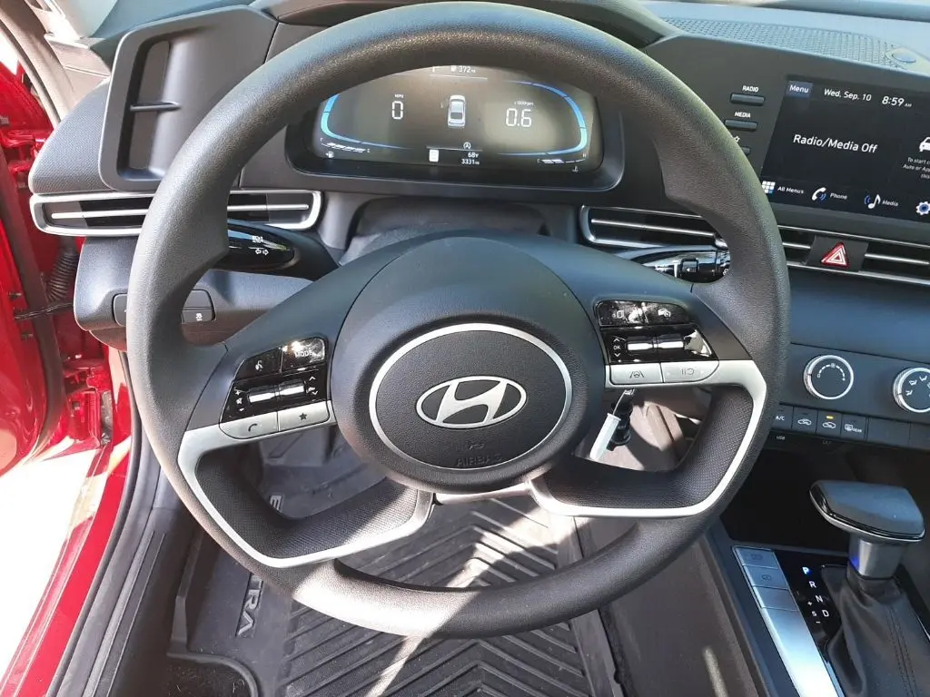 2025 Hyundai Elantra SE photo 13