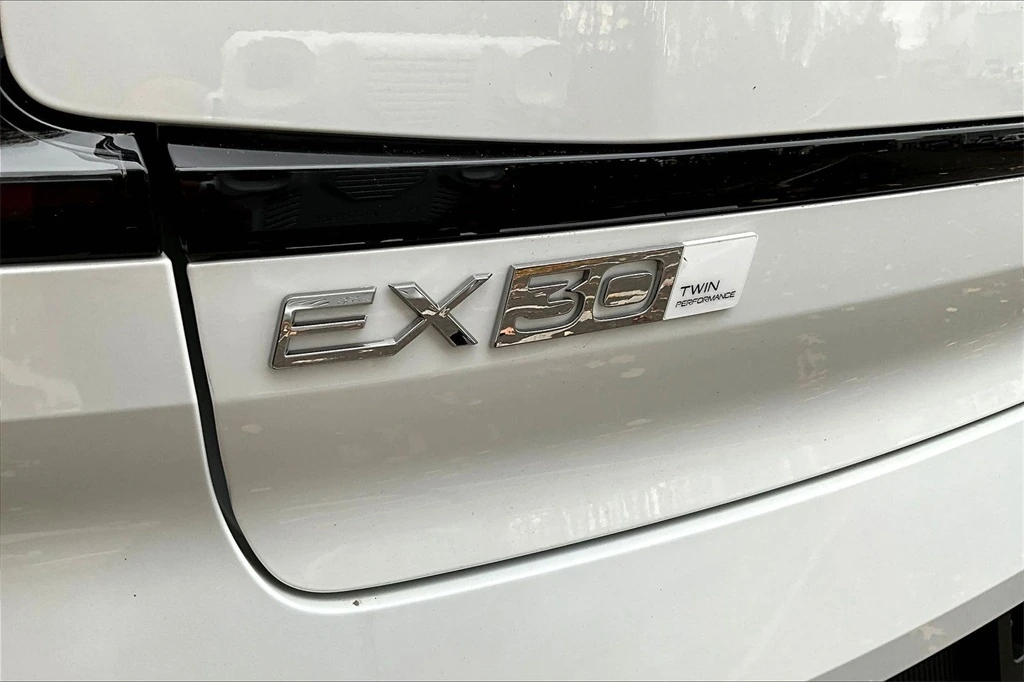 2026 Volvo - image 8