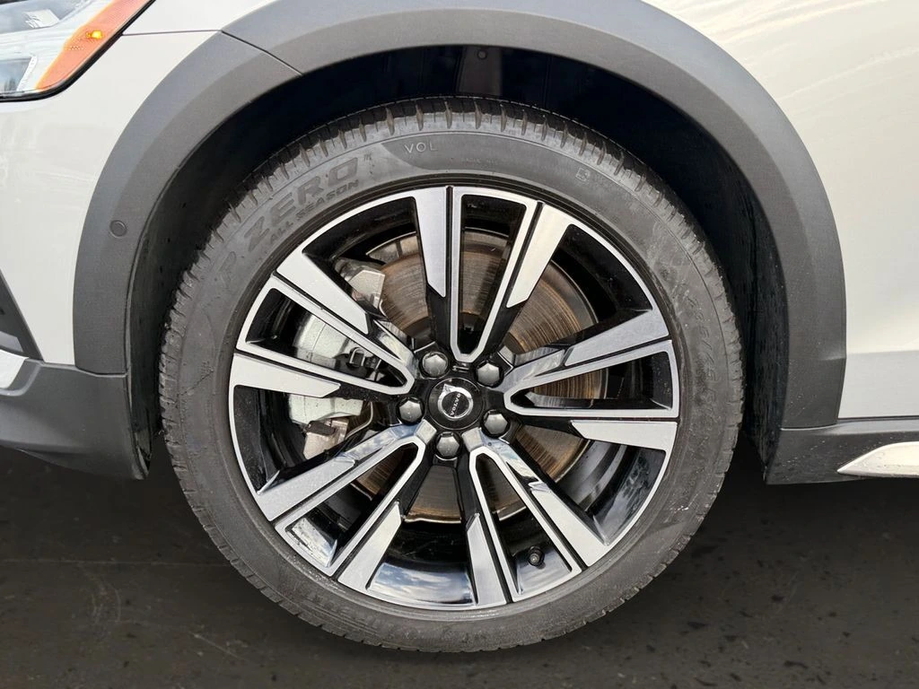2025 Volvo - image 27