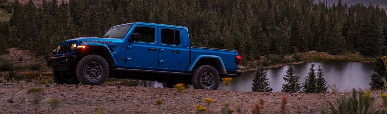 2025 Jeep Gladiator Exterior Driver Side Front Profile