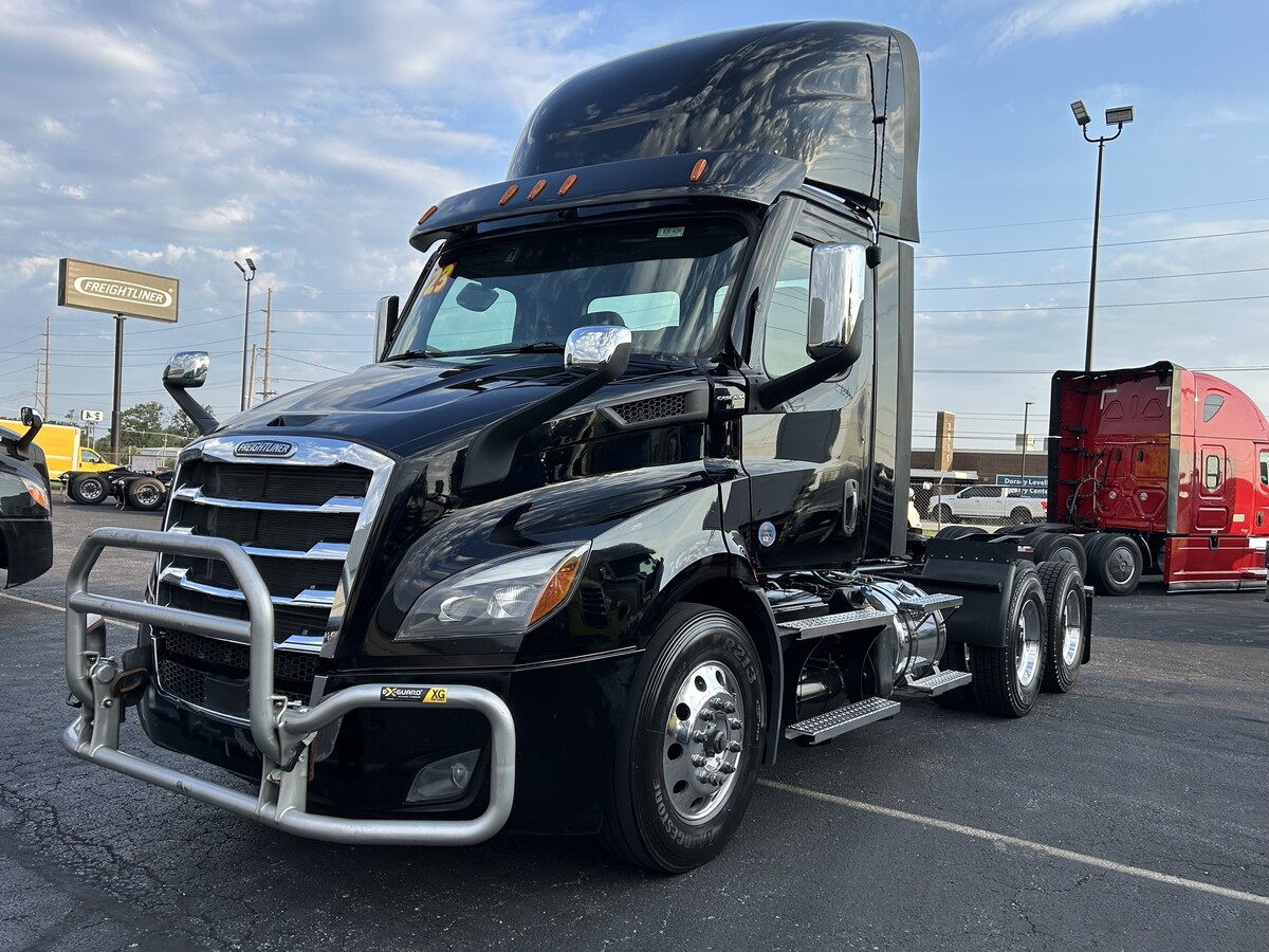 2023 FREIGHTLINER Cascadia