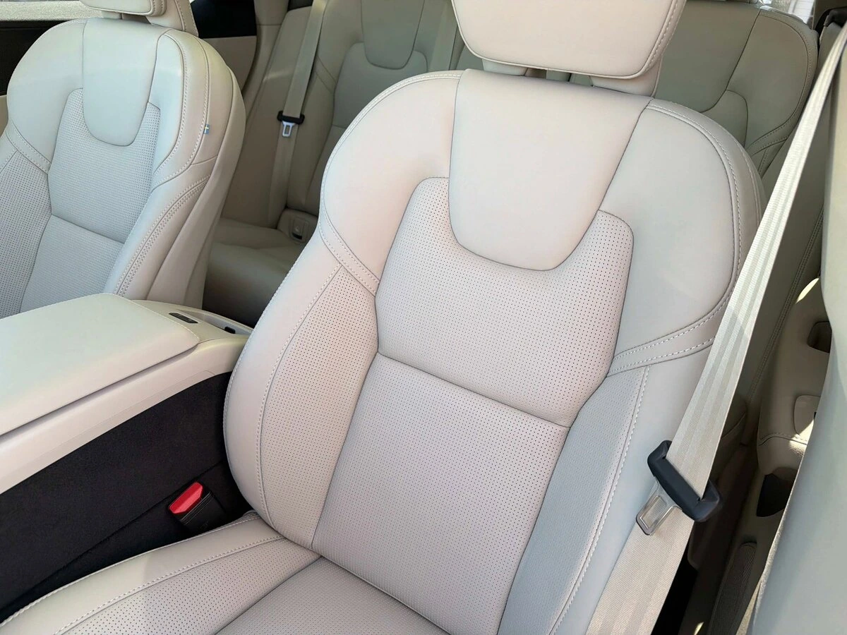 2026 Volvo - image 17