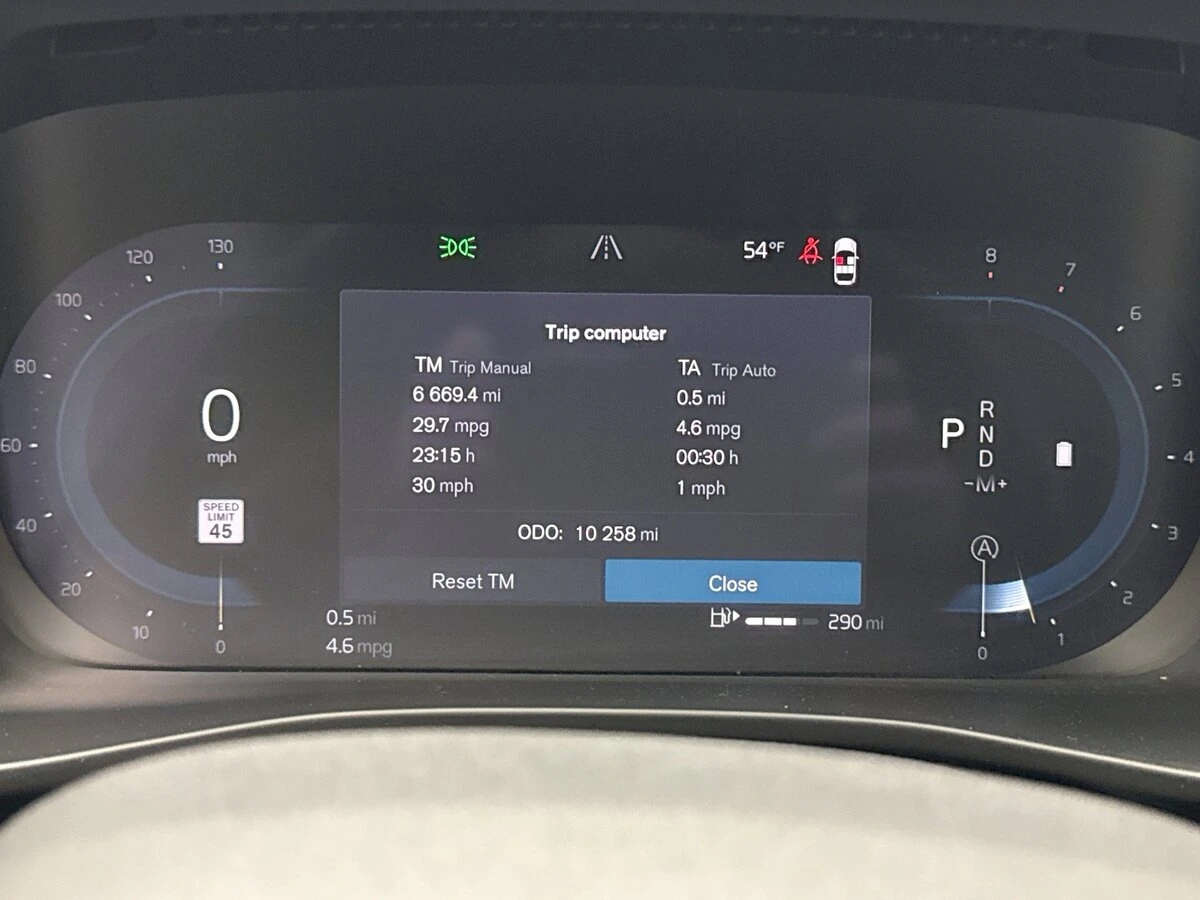 2025 Volvo - image 13