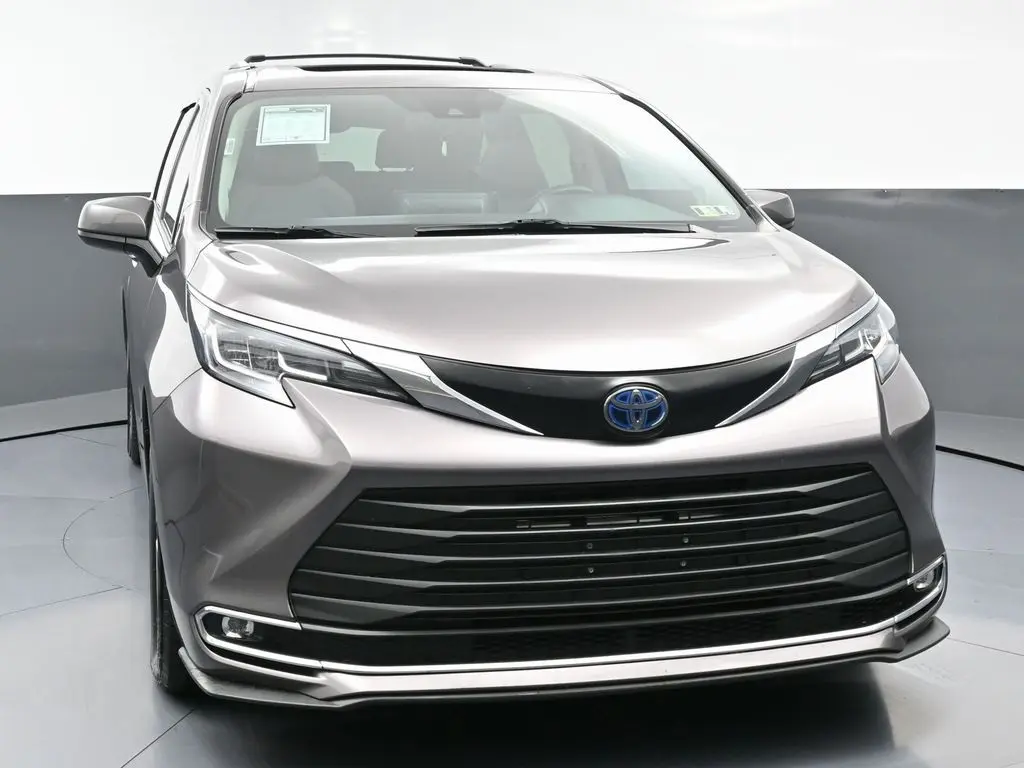 2022 Toyota Sienna XLE photo 3