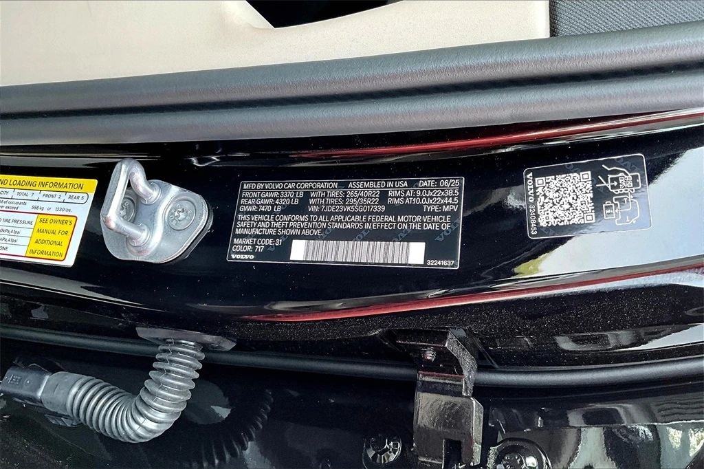 2025 Volvo - image 8