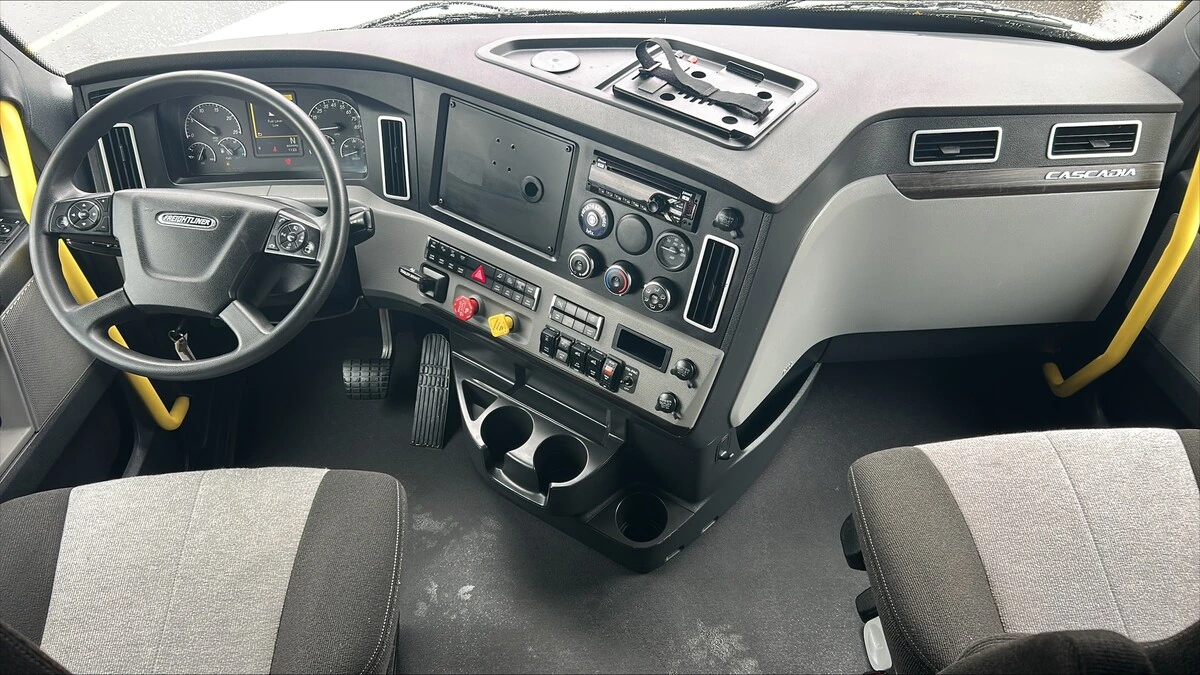 2022 Freightliner Cascadia - image 3