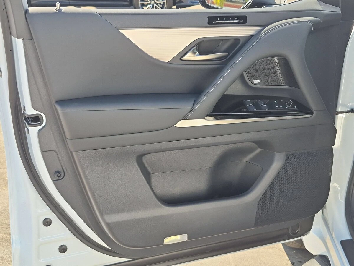 2026 Lexus LX 700h F-Sport - Photo 13