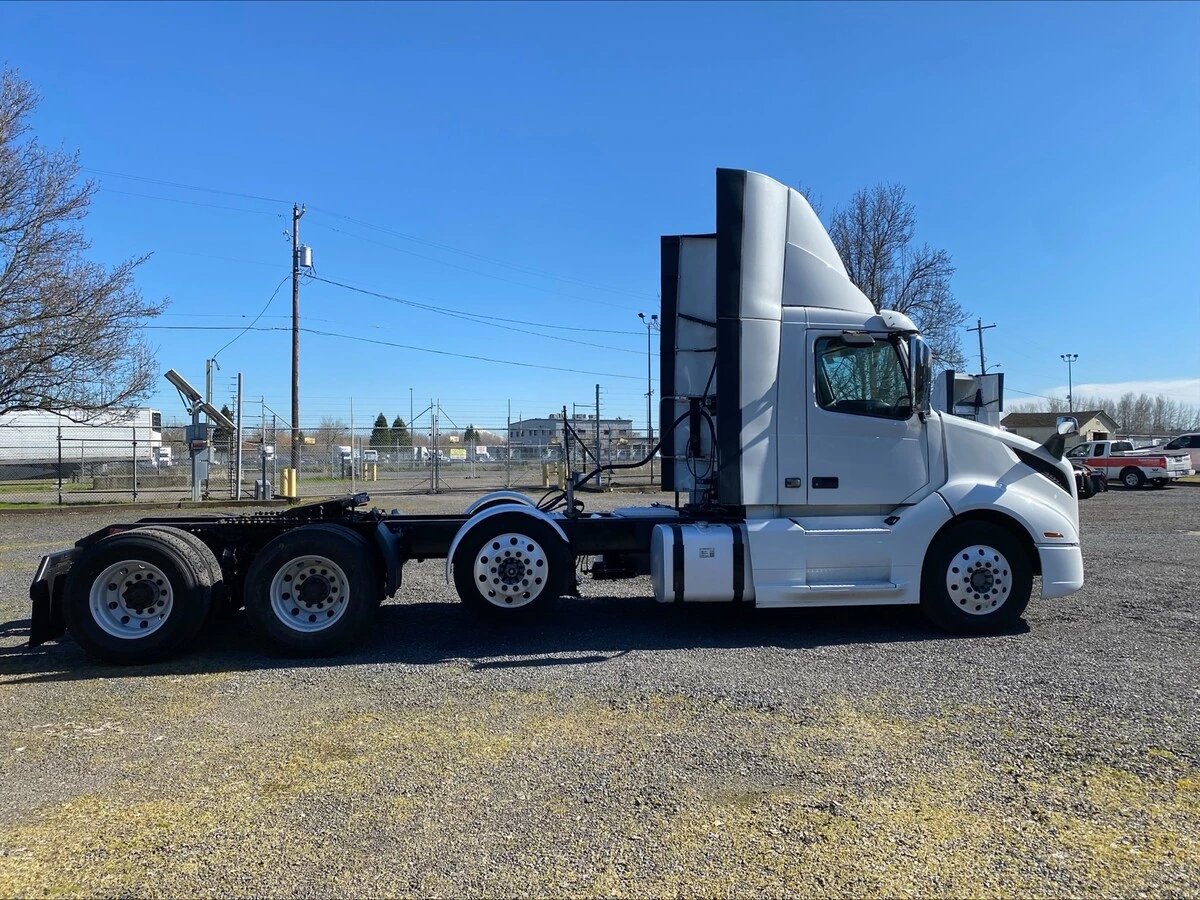 2018 Volvo VNL 860 - image 6