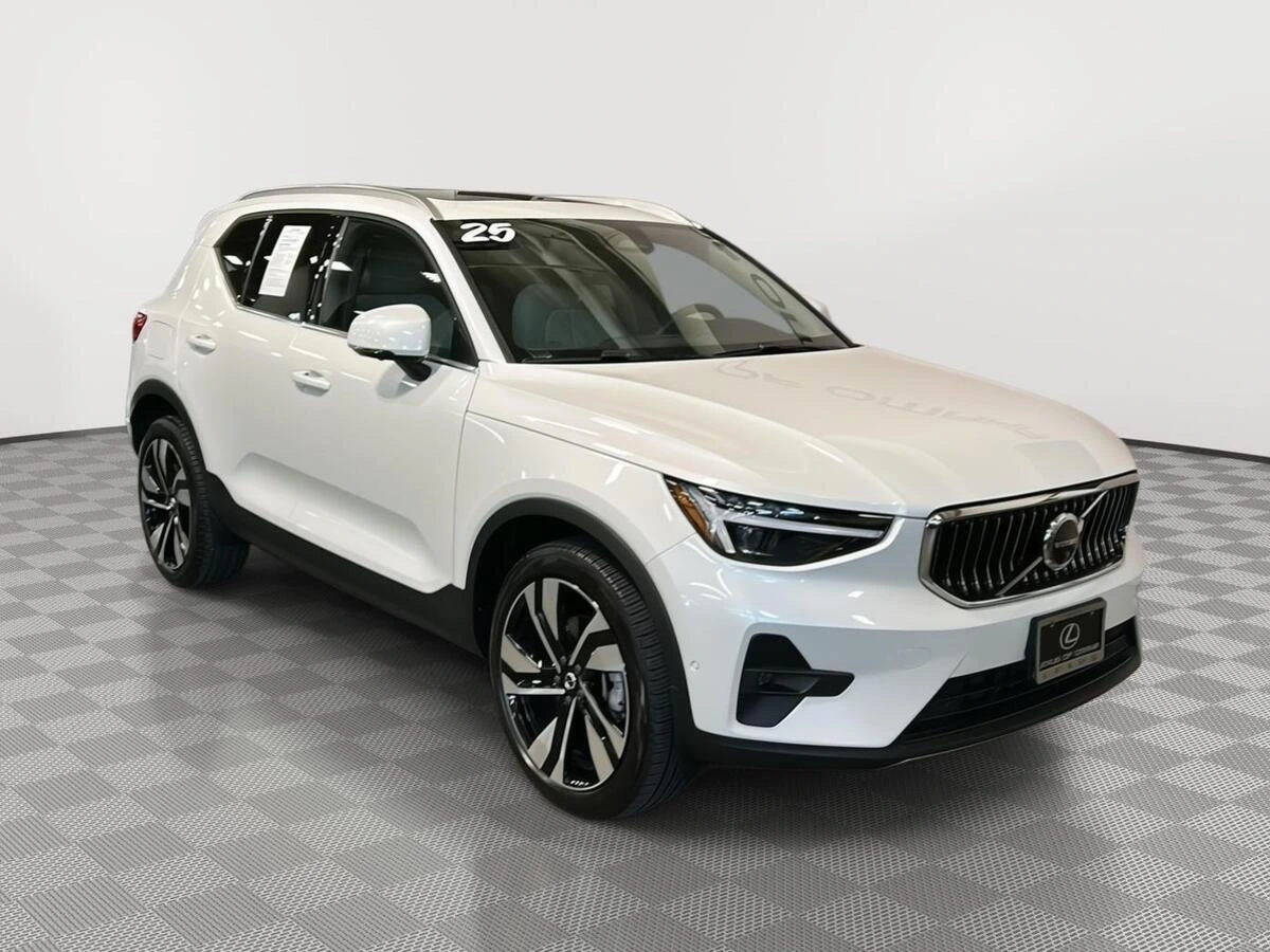 2025 Volvo XC40 B5 Plus Bright AWD's photo