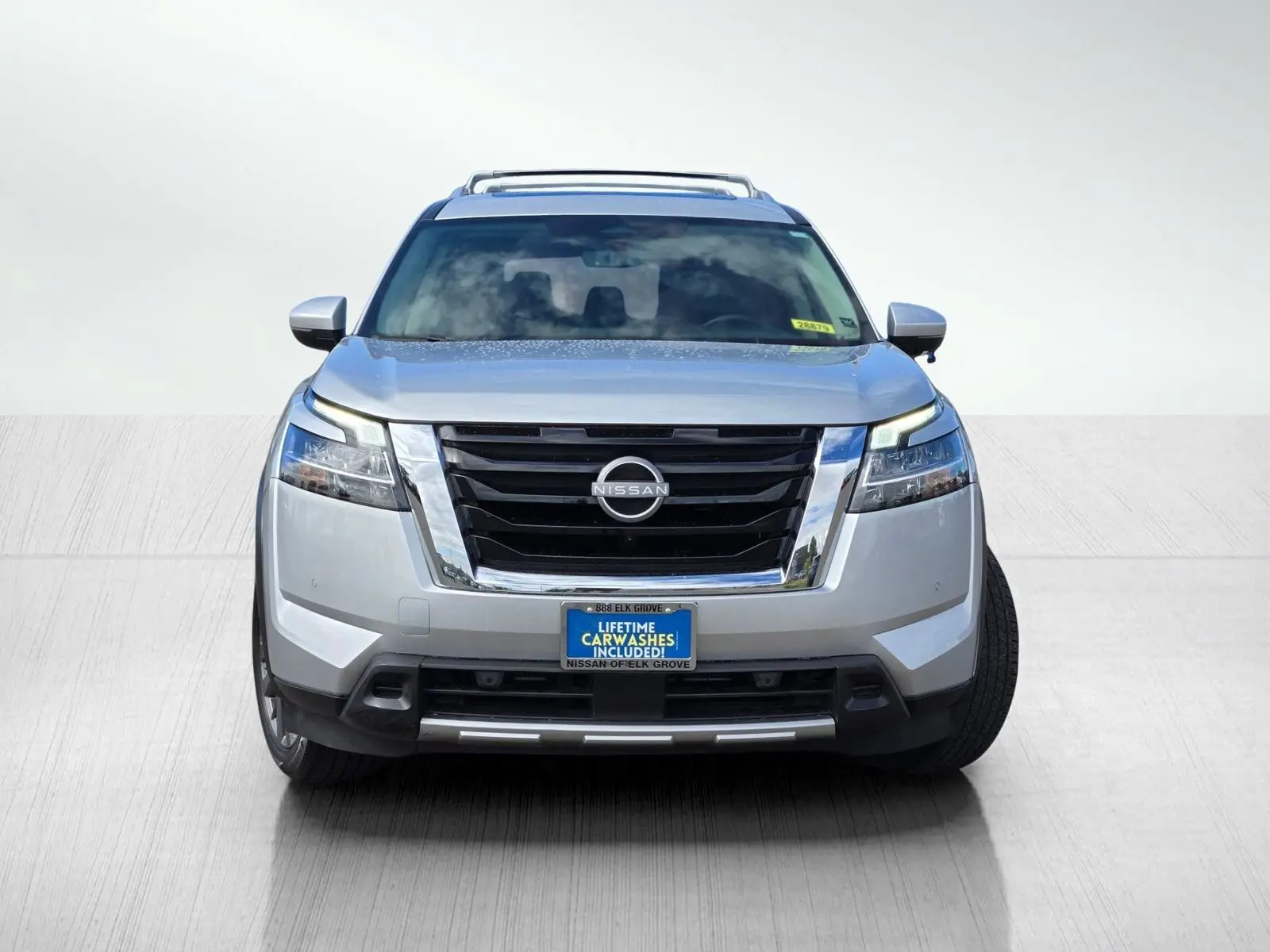 2024 Nissan Pathfinder SL photo 2