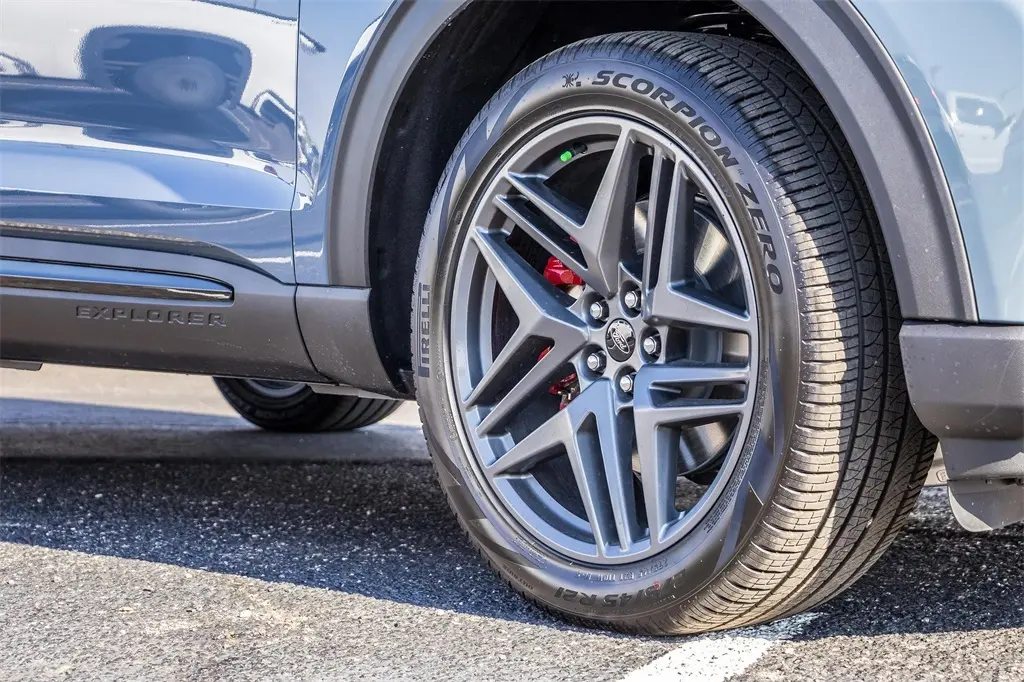 2025 Ford Explorer ST-Line photo 3