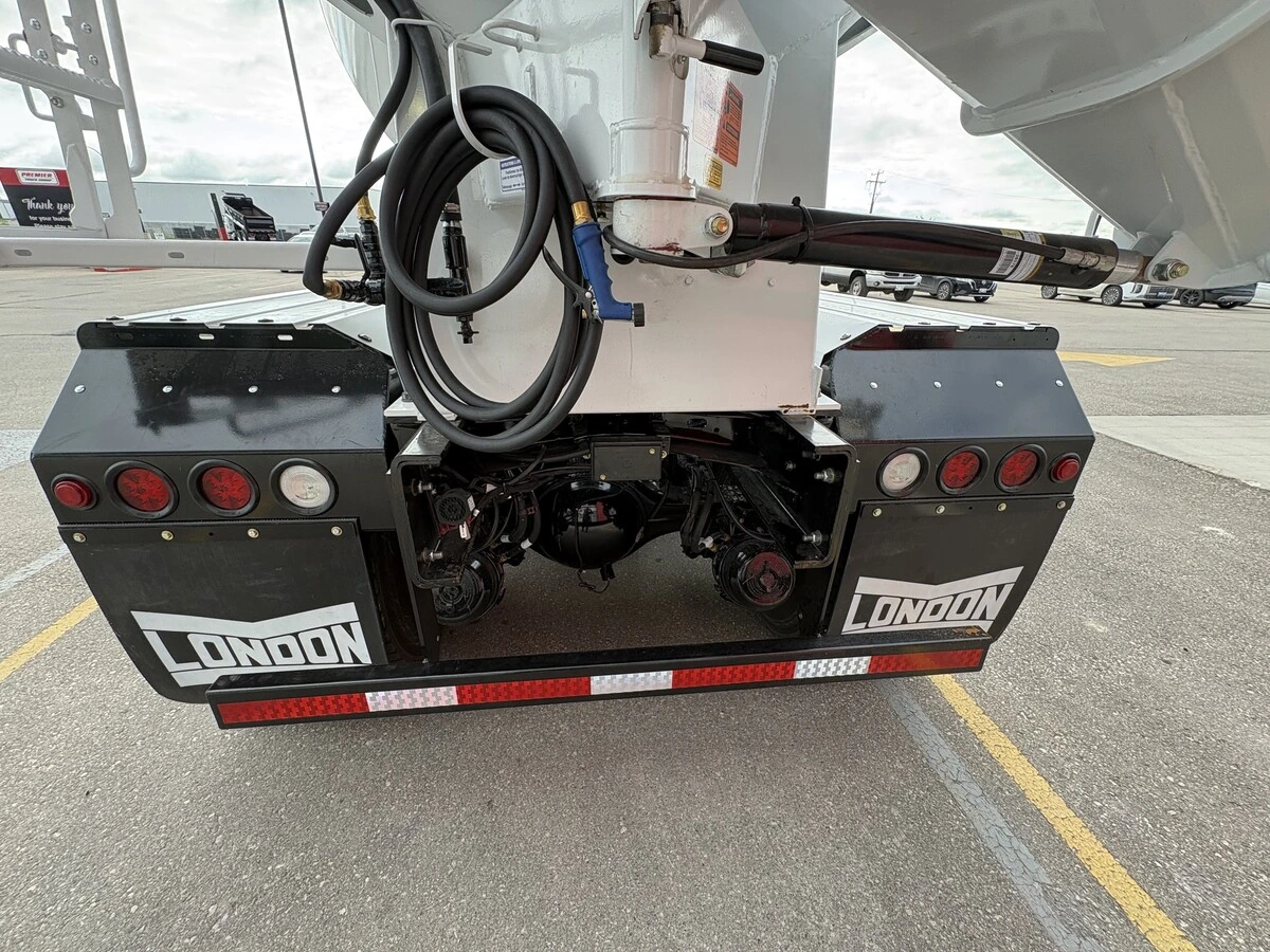 2027 Freightliner 114SD — photo 8