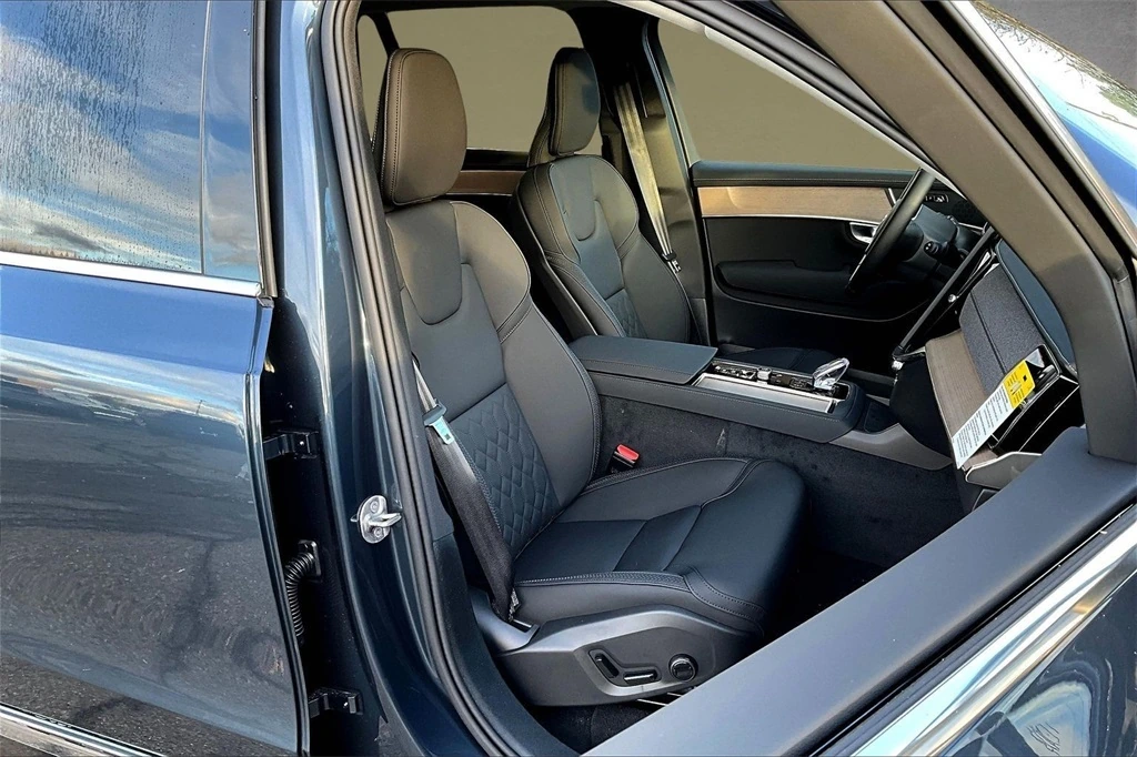 2026 Volvo - image 11