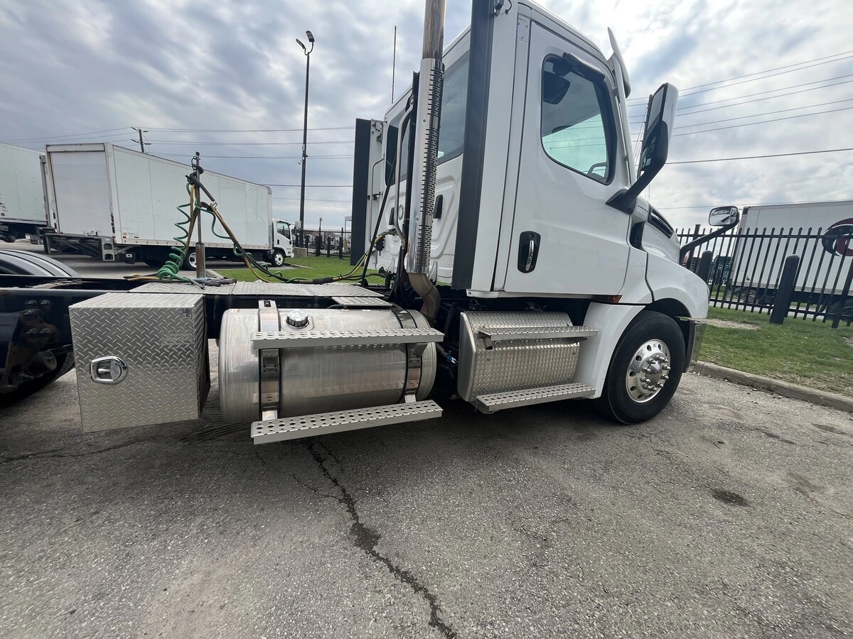 2021 Freightliner Cascadia — photo 5
