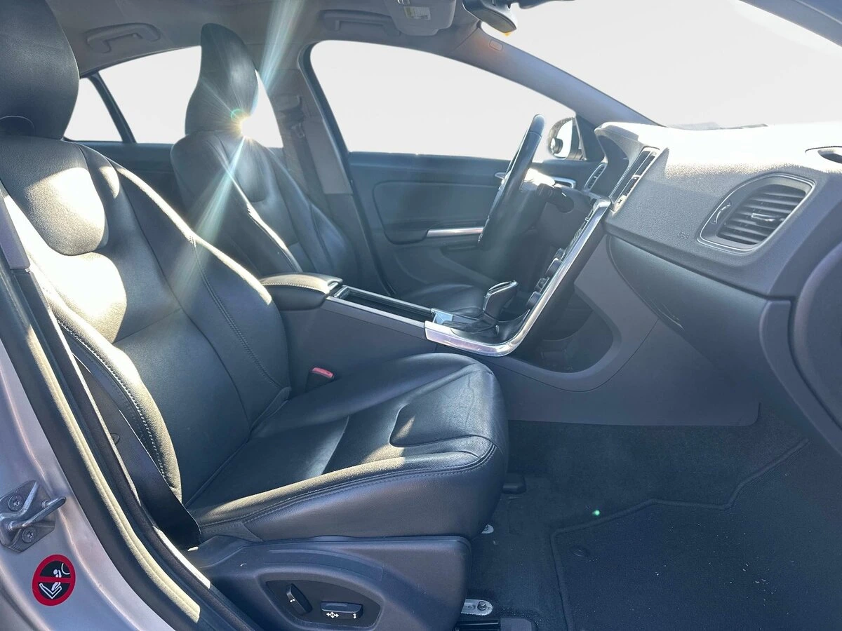 2015 Volvo - image 7