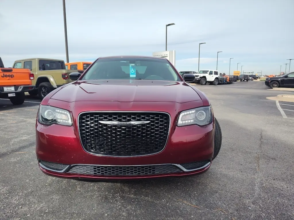 2019 Chrysler 300 Touring photo 2