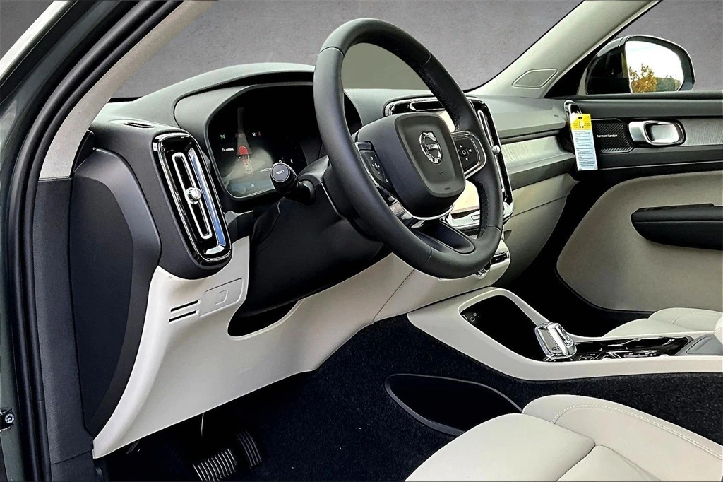 2026 Volvo - image 7