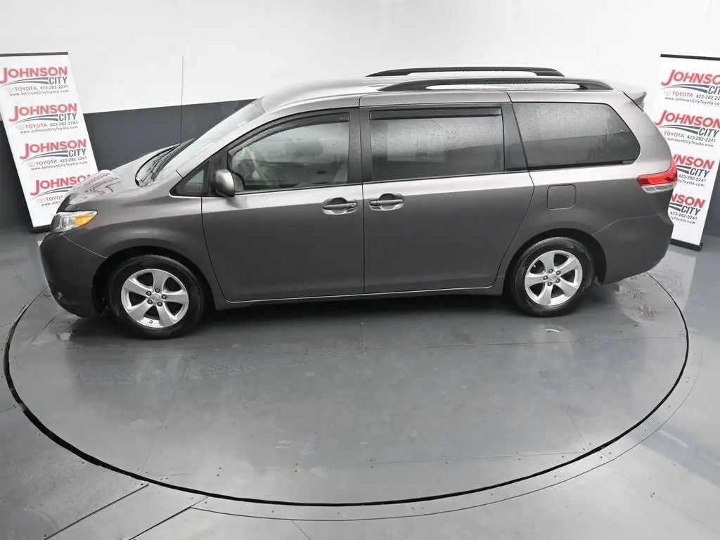 2014 Toyota Sienna LE photo 34