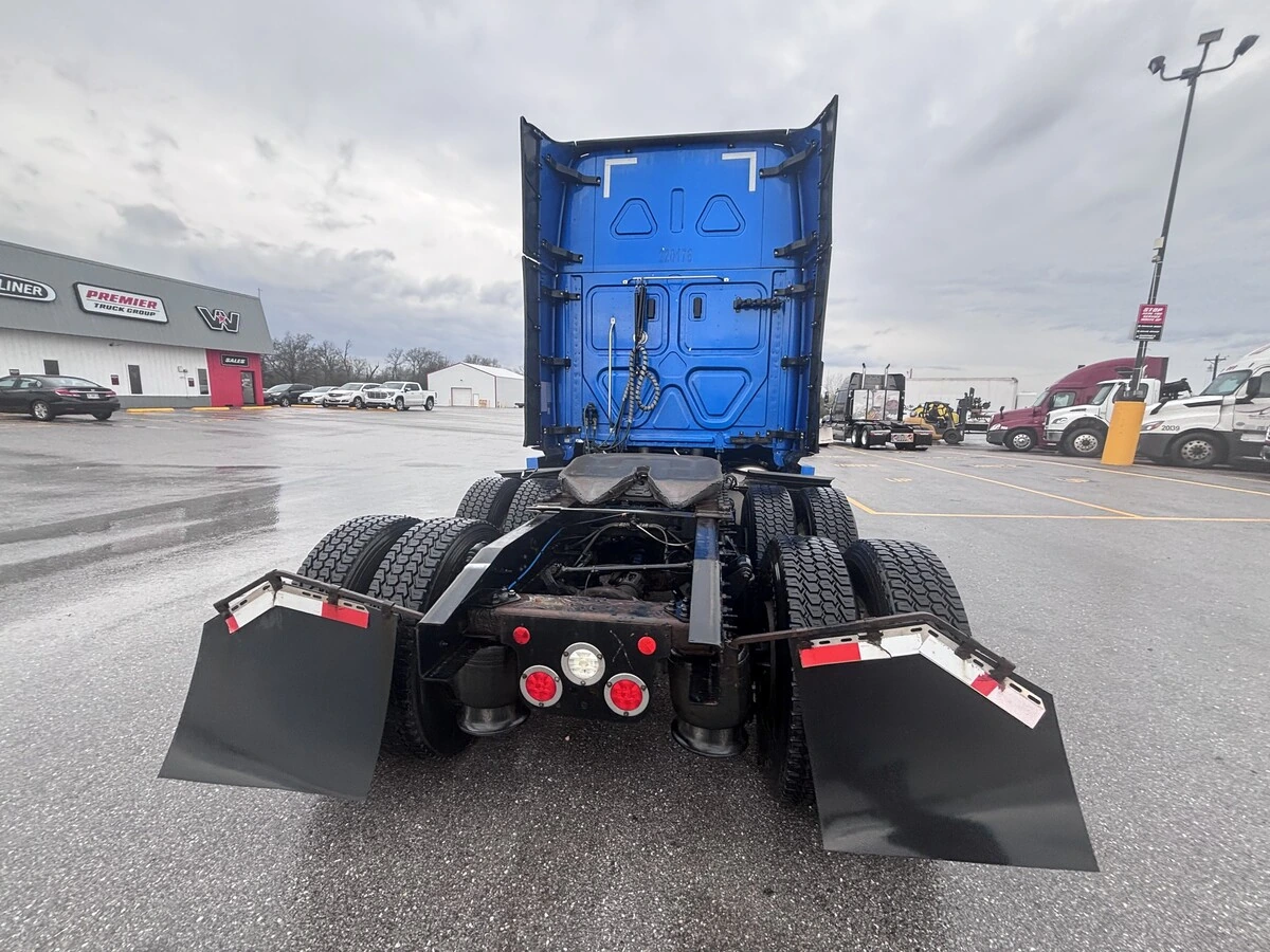 2022 Freightliner Cascadia - image 5