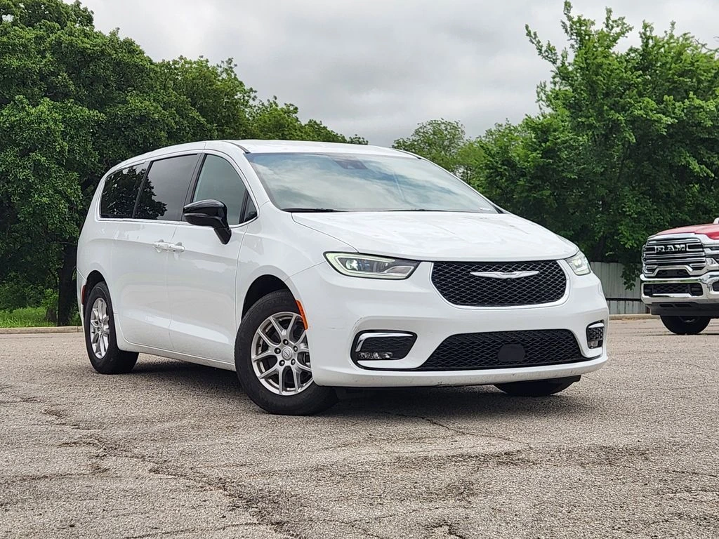 2026 Chrysler Pacifica Select's photo