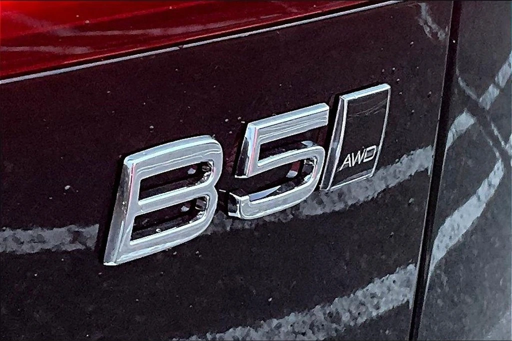 2026 Volvo - image 9