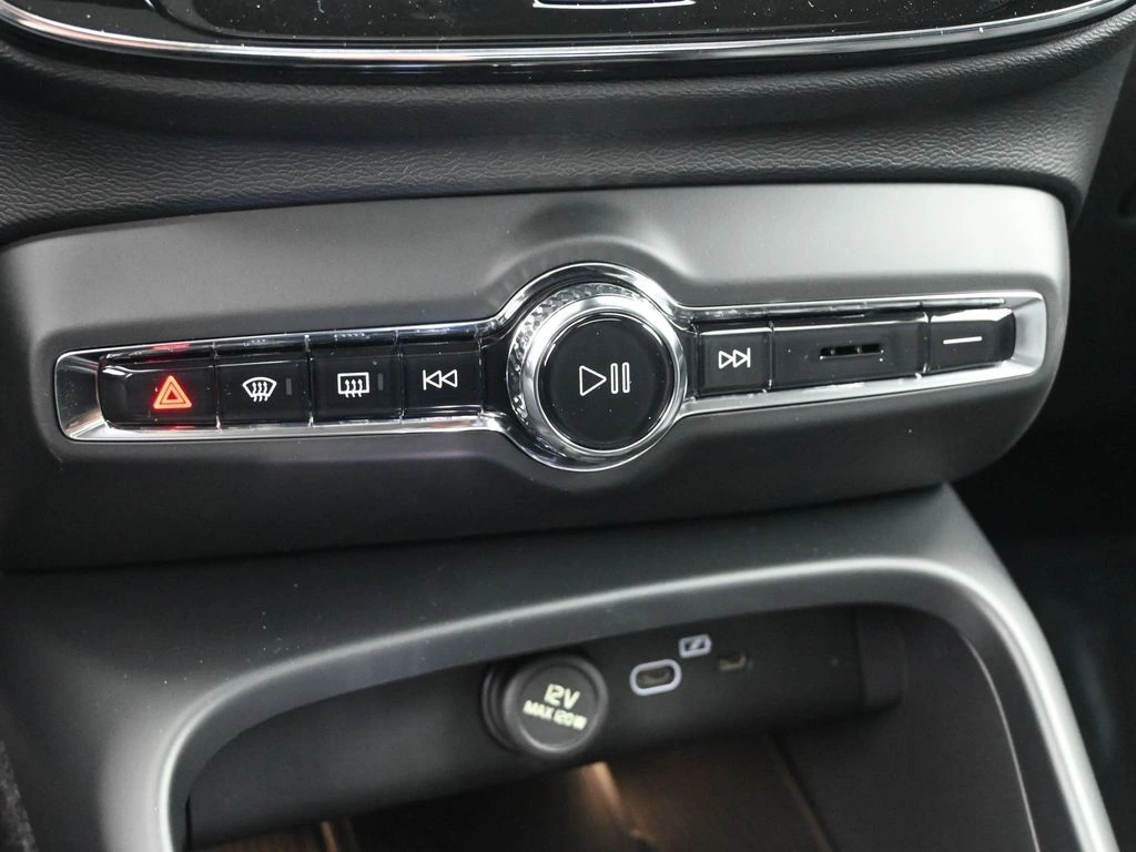 2026 Volvo - image 15